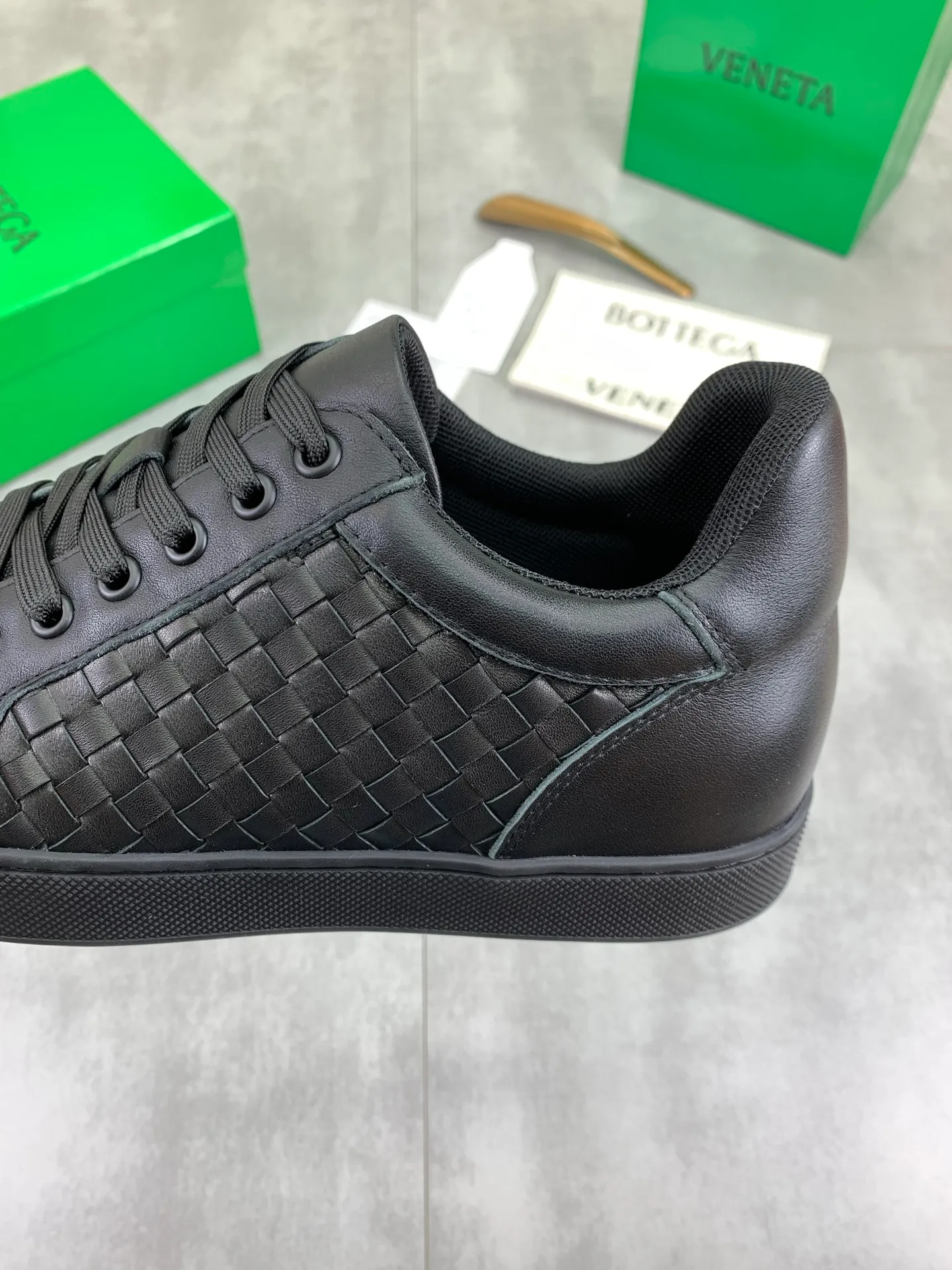 Factory price P720 💰Top quality💎💎💎 BOTTEGA VENETA official website synchronous couple👫The latest top version of the highest version of BV high-top casual shoes in the market, accept material comparison, shoe type comparison, process comparison, practical and textured, versatile, suitable for any occasion, the more you look at it, the more flavorful it becomes. Pure hand-woven craftsmanship - upper material, imported original woven calfskin - high-quality water-dyed cowhide inside - original private model customized outsole -Size: male 39-44 (customized 38 45 46) female 35-39 (customized 34 40 41) Comes with original BV green box, complete packaging.